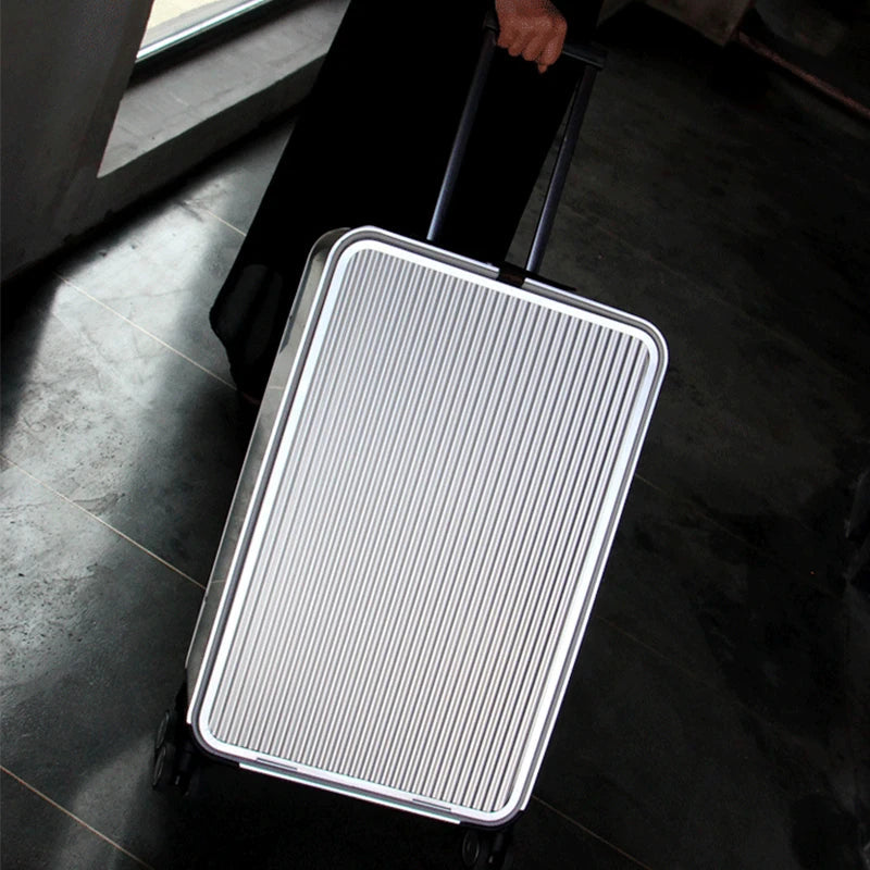 Zilverkleurige Valparaíso aluminium hardcase koffer met spinnerwielen, lichtgewicht en beschermend voor uw bagage.