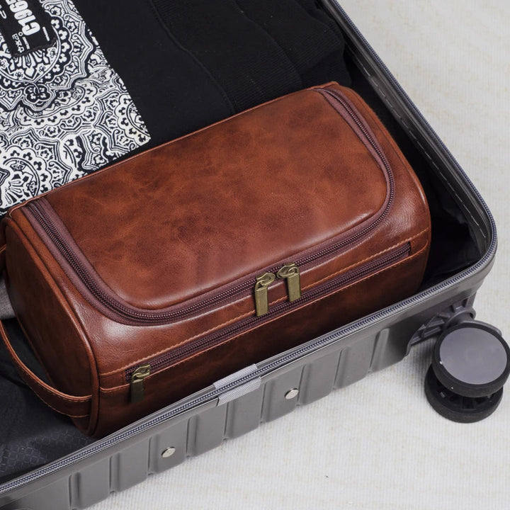Luxe leren toilettas voor heren en dames, stijlvolle Voyago reis organizer, compact en waterbestendig voor beauty essentials.