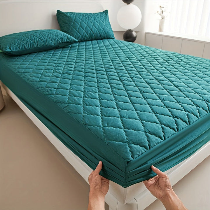 Netjes opgevouwen luxe matrasbeschermer, waterdicht en gewatteerd, klaar voor gebruik op elk matras.