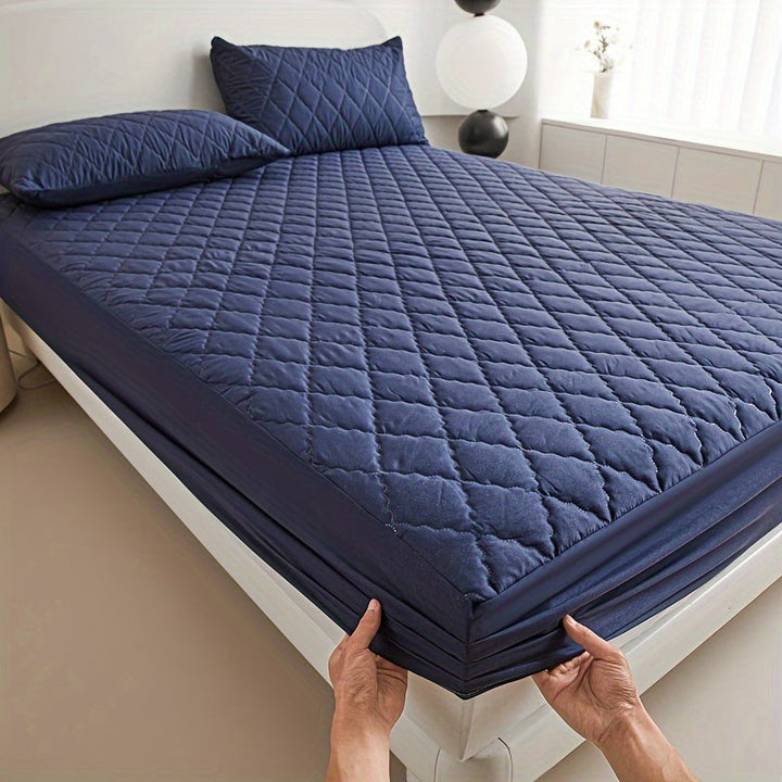 Lichte slaapkamer met een matras voorzien van een ademende, waterdichte en gewatteerde beschermhoes.