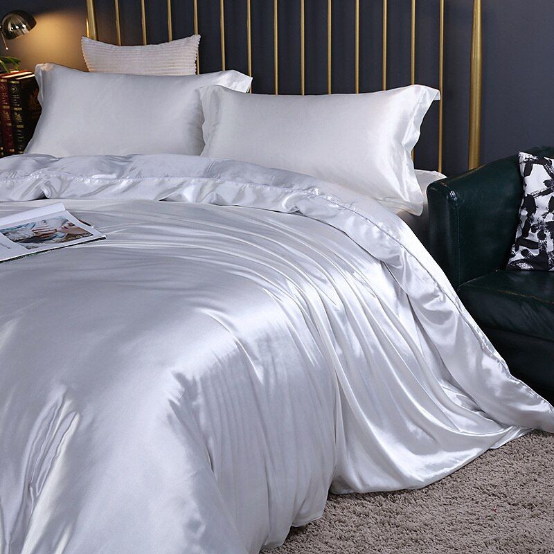 Luxe zijden beddengoedset: Complete set van dekbedovertrek, hoeslaken en kussenslopen voor ultiem slaapcomfort.