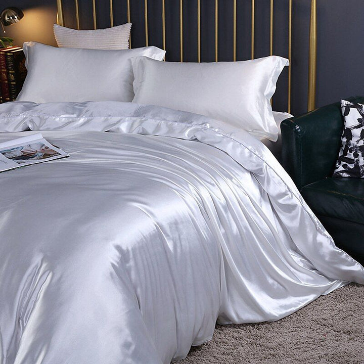 Luxe zijden beddengoedset: Complete set van dekbedovertrek, hoeslaken en kussenslopen voor ultiem slaapcomfort.