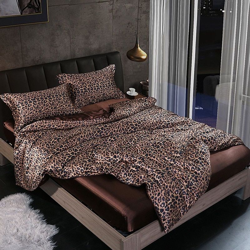 Witte zijden beddengoedset: Elegante witte zijden beddengoedset, compleet met dekbedovertrek, hoeslaken en kussenslopen.