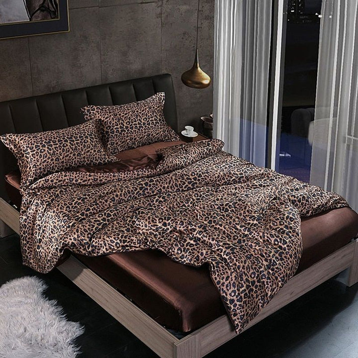 Witte zijden beddengoedset: Elegante witte zijden beddengoedset, compleet met dekbedovertrek, hoeslaken en kussenslopen.