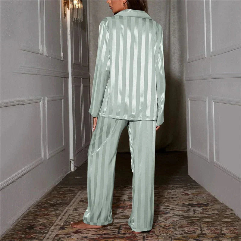 Heerlijk zijdezacht Emilia pyjamaset voor dames; comfortabele en stijlvolle loungewear.