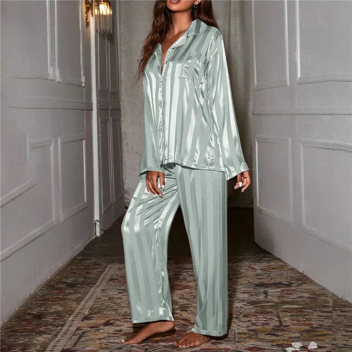 Emilia vrouwenkleding: comfortabel zijdezacht pyjamaset; perfect voor ontspanning en stijl.