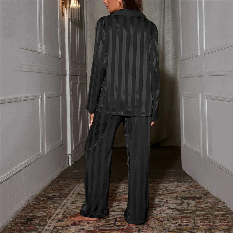 Tweedelige damespyjama Emilia; stijlvol en zijdezacht, ideaal als comfortabele nachtmode of loungewear.