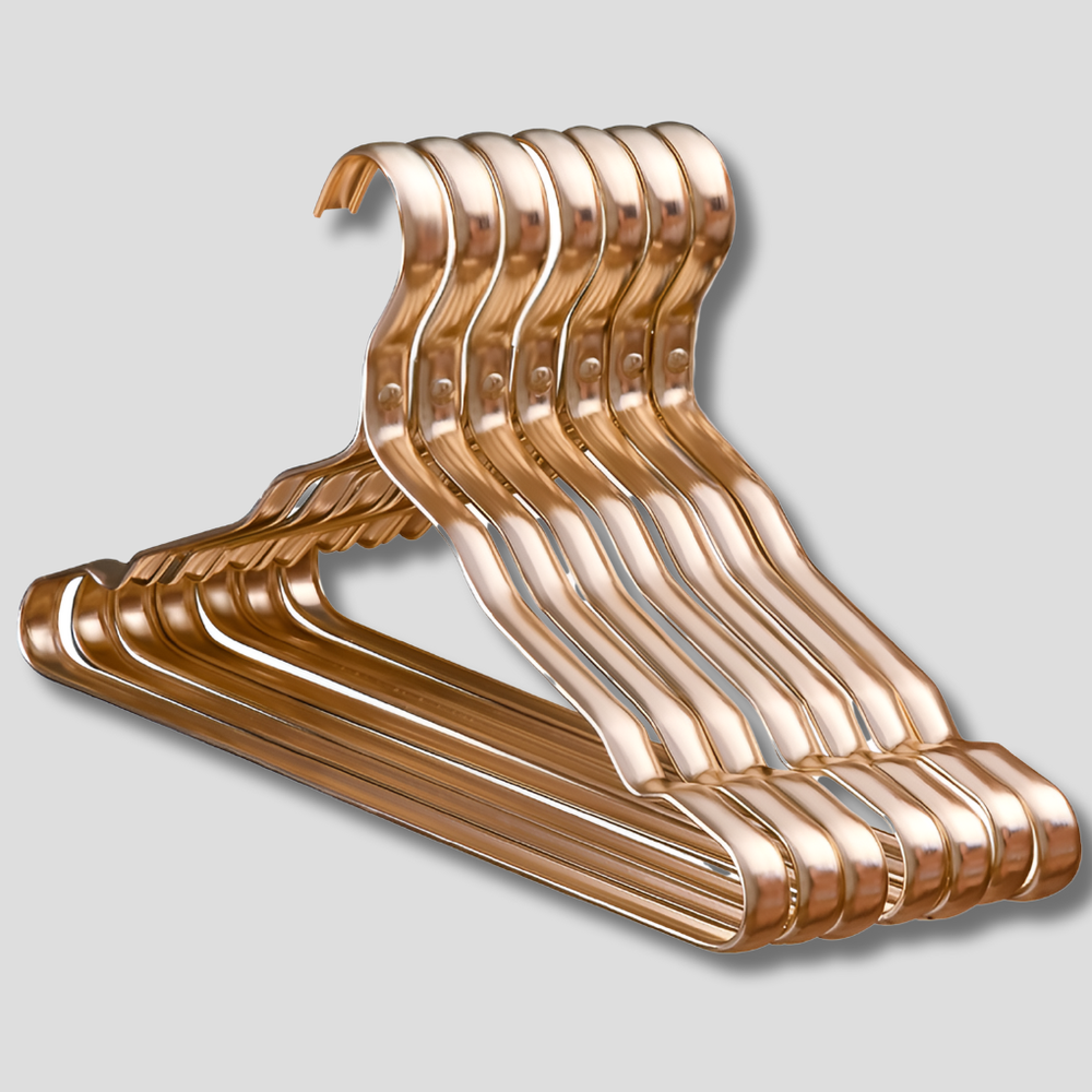 Ruimtebesparende anti-slip aluminium kledinghangers in zilver/goud voor een georganiseerde garderobe.