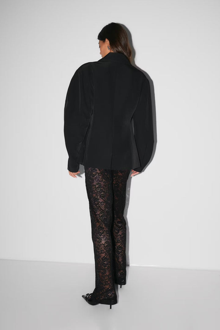"Luxe zwarte kant broek, flared met hoge taille, elegante uitstraling, uniek design, ideale dameskleding voor elke gelegenhei
