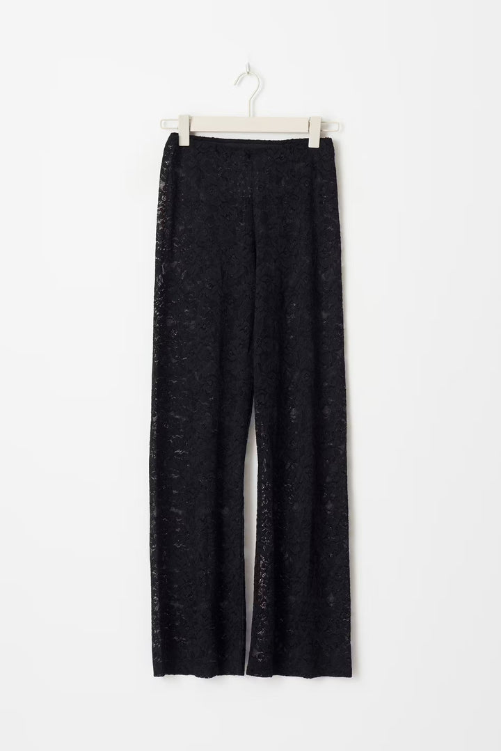 "Luxe zwarte kant broek, flared met hoge taille, elegante uitstraling, uniek design, ideale dameskleding voor elke gelegenhei