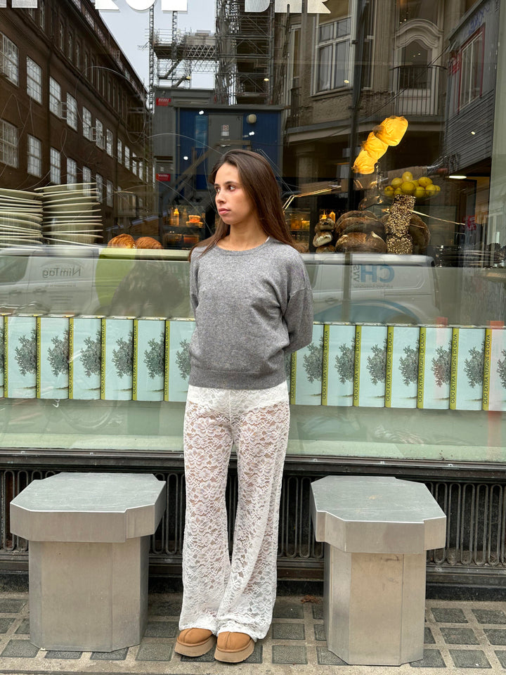 "Luxe zwarte kant broek, flared met hoge taille, elegante uitstraling, uniek design, ideale dameskleding voor elke gelegenhei
