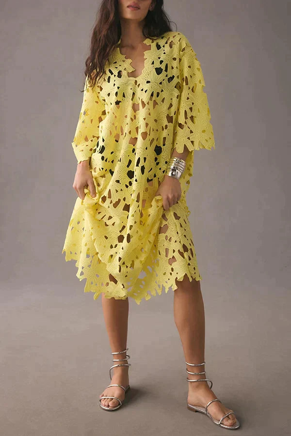 Maelis dames gebloemde midi jurk met elegante bloemenprint en chique oogjesveter. Perfecte zomerjurk voor casual stijl.