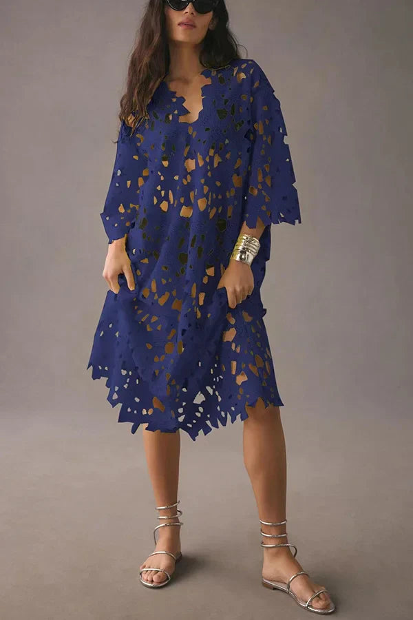 Stijlvolle gebloemde midi jurk voor dames met unieke oogjesveter detail. Elegant en casual voor zomerse dagen.