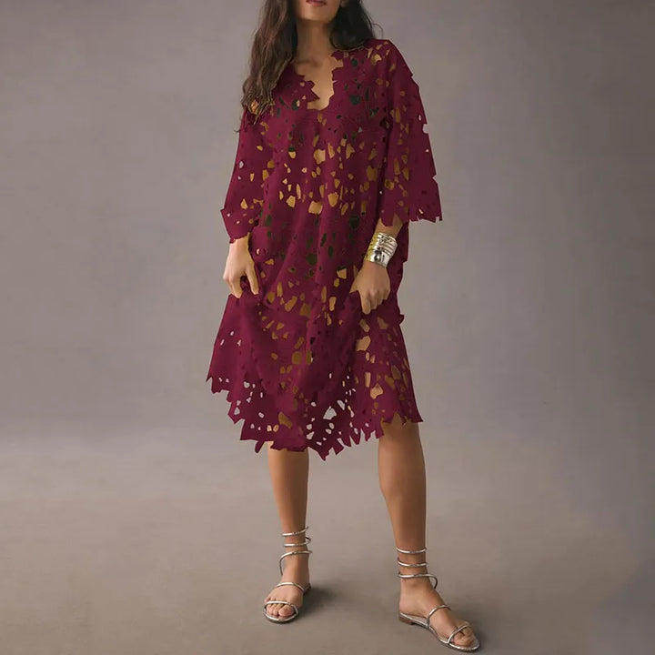 Elegante gebloemde dames midi jurk met oogjesveter en losvallende pasvorm. Ideaal als casual of vakantie jurk.