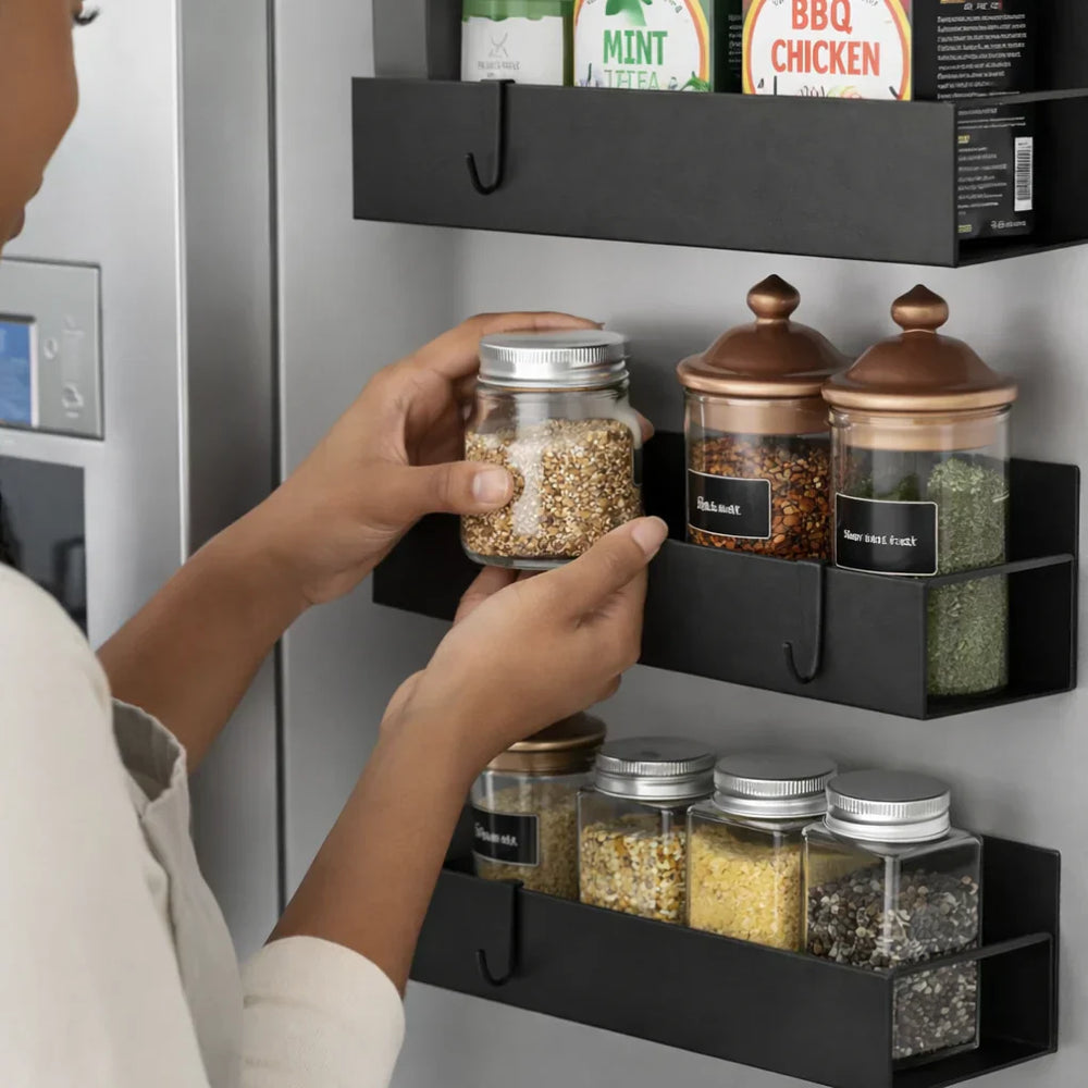 Slim magnetisch wandrek voor keukenorganisatie; perfect voor kruiden, accessoires, en nette opslag aan koelkast.