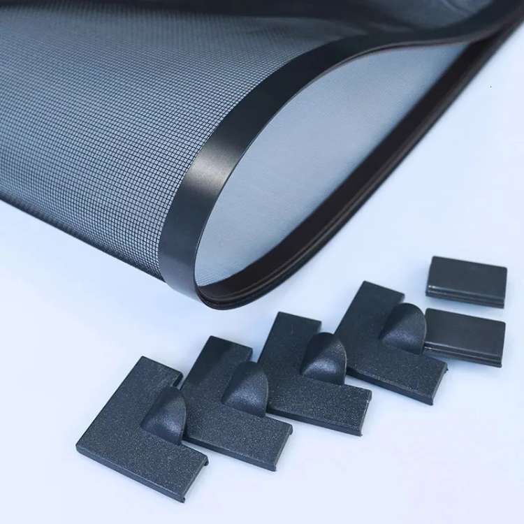 Close-up van een magnetisch muggennet geïnstalleerd op een modern raam, biedt helder zicht en bescherming.