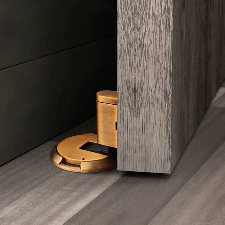 Stijlvolle zwarte magnetische deurhouder. Boorvrij te installeren, perfect voor modern interieur design.