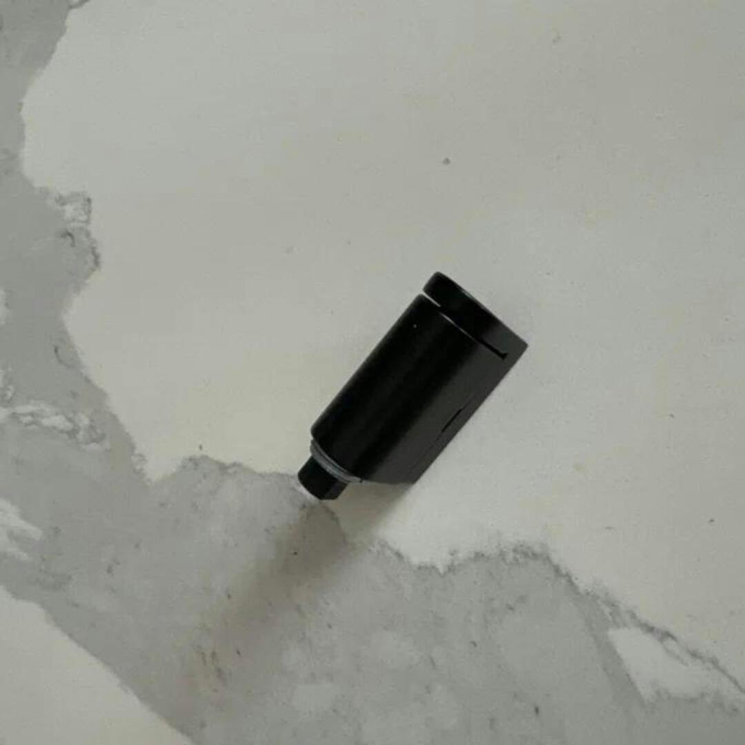 HoldMate magnetische deurstopper, geen gaten boren meer. Stijlvolle en effectieve oplossing voor uw deuren.