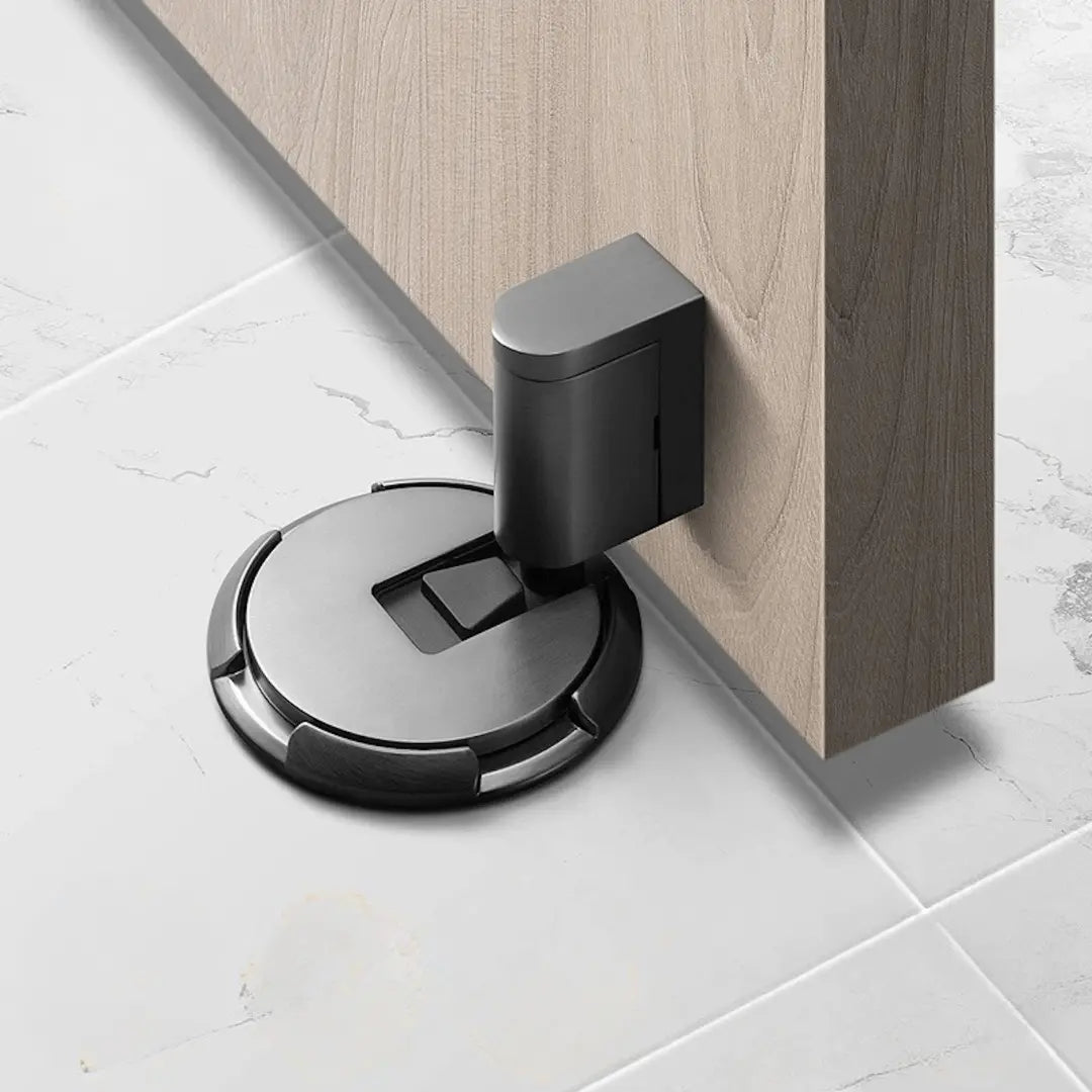 Interieurbeeld met een discrete, boorvrije magnetische deurstopper. Houdt deuren open en beschermt de muur.
