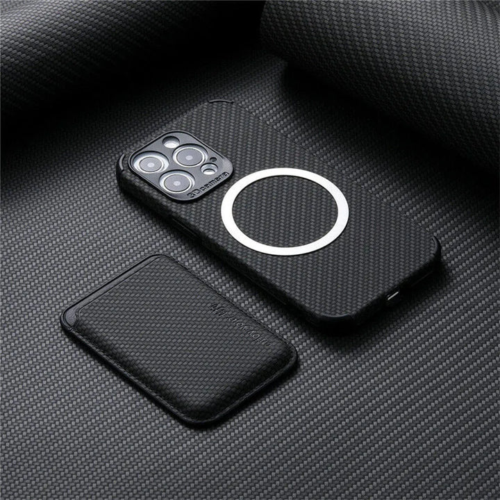 Elegant MagSafe iPhone hoesje met portemonnee, ontworpen voor naadloos draadloos opladen en optimale bescherming.