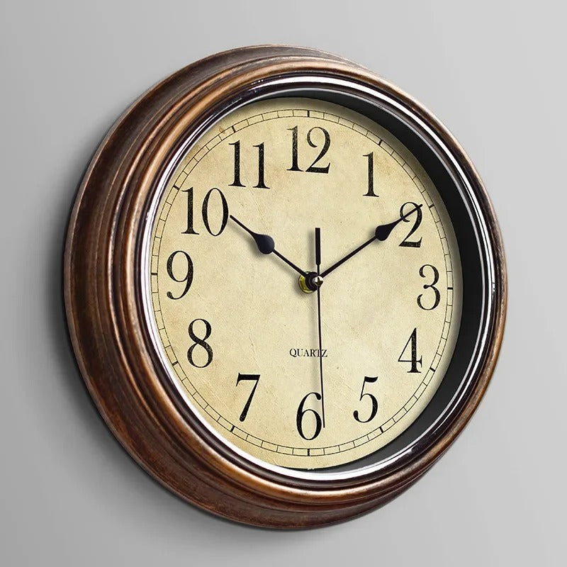 Dichtbij foto van een klassieke GrandClock wandklok met duidelijke cijfers en houten frame