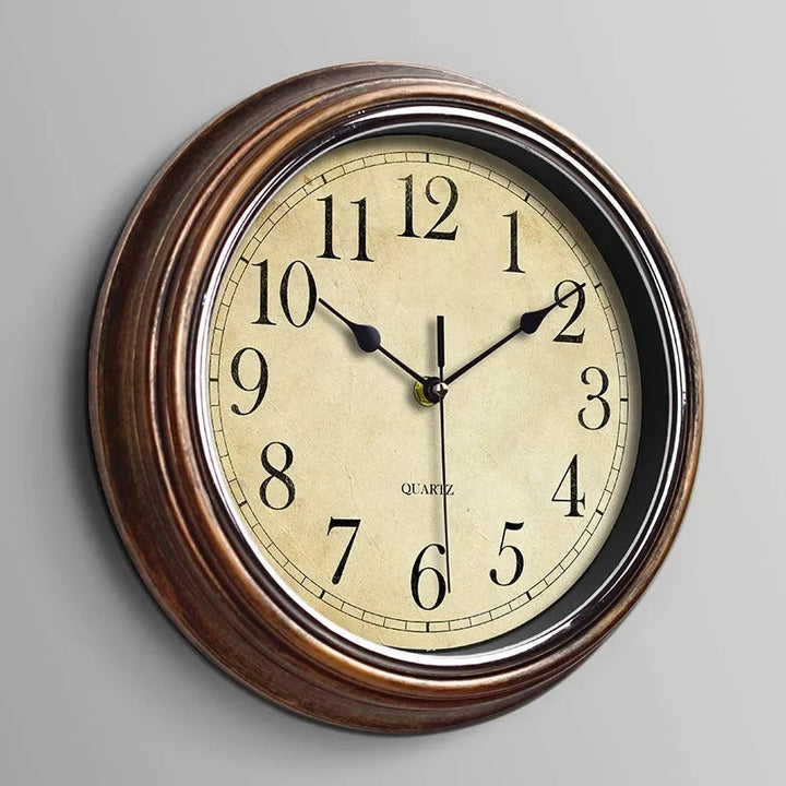 Dichtbij foto van een klassieke GrandClock wandklok met duidelijke cijfers en houten frame
