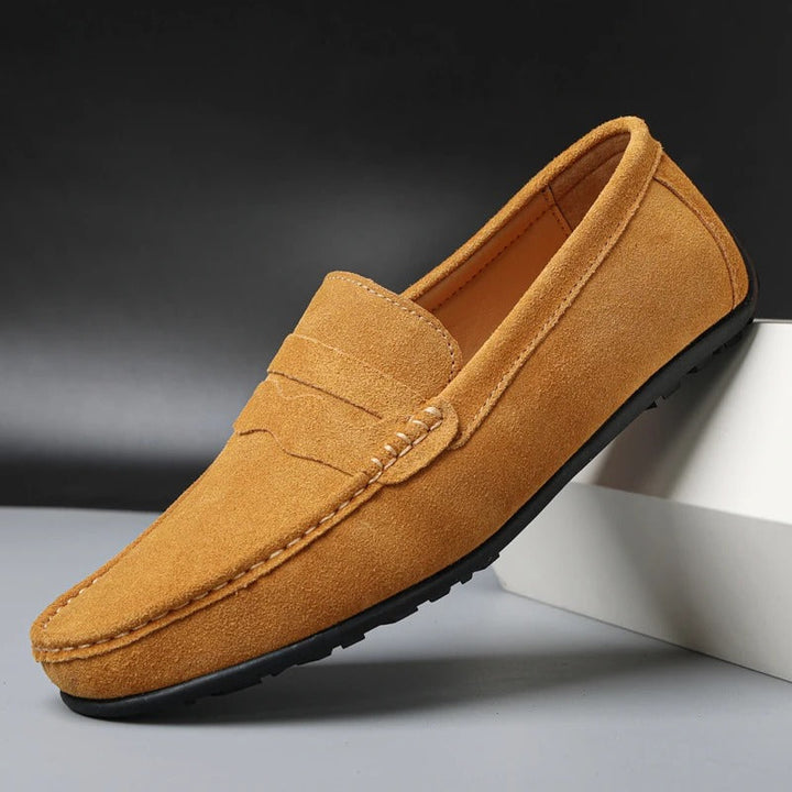 Stijlvolle instappers voor heren in handige hoekweergave, casual schoenen