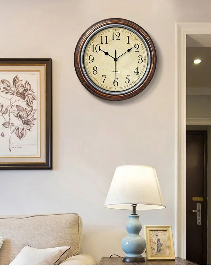 Klassieke GrandClock wandklok hangend in een modern interieur boven een lamp en schilderij