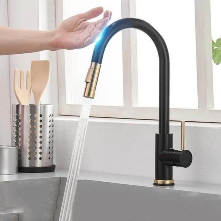 Hygiënische handsfree keukenkraan met bewegingssensor. MALORIA RVS kraan voor een moderne schone keuken.
