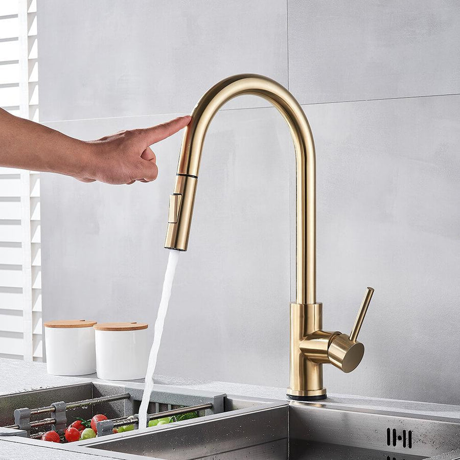 MALORIA keukenkraan met sensor in moderne keuken. Handsfree RVS design verbetert hygiëne en gebruiksgemak.