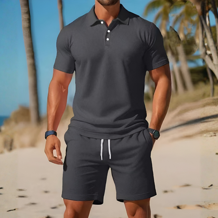 Achterzijde van heren ademende tweedelige zomer set. Comfortabele shorts & losse top, ideaal voor mannen mode.
