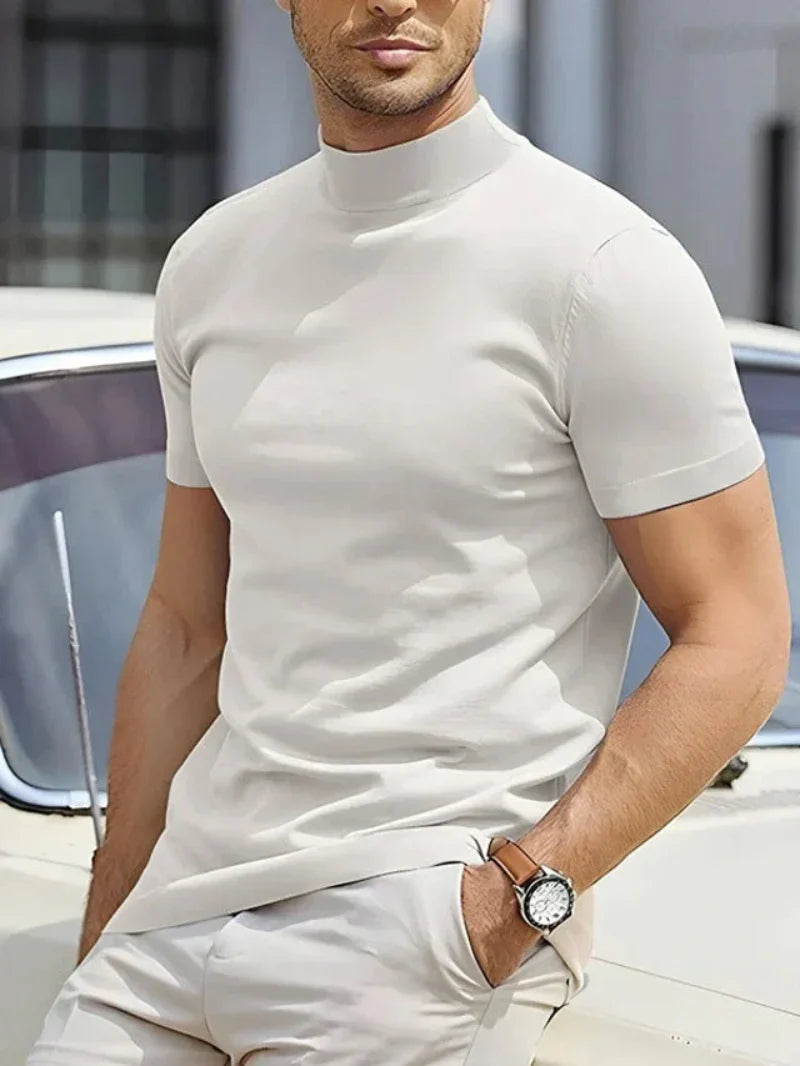 Man draagt comfortabel heren zomer t-shirt. Ademend en lichtgewicht voor casual en actieve dagen.