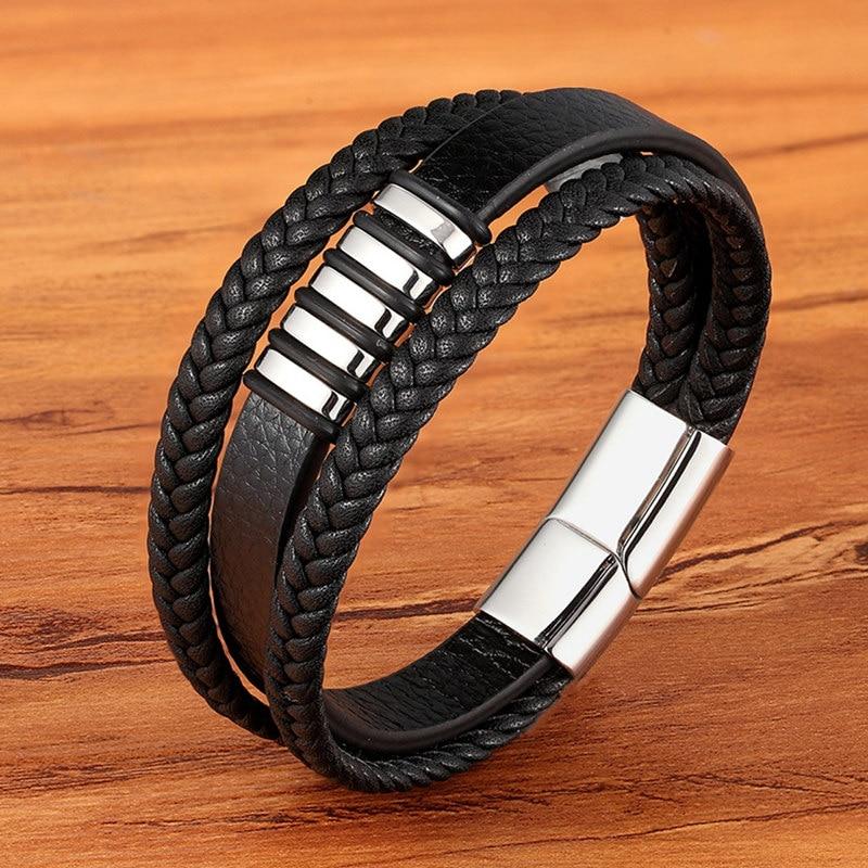 Man draagt stijlvolle herenarmband met magnetische sluiting, een elegant accessoire voor mannenmode.