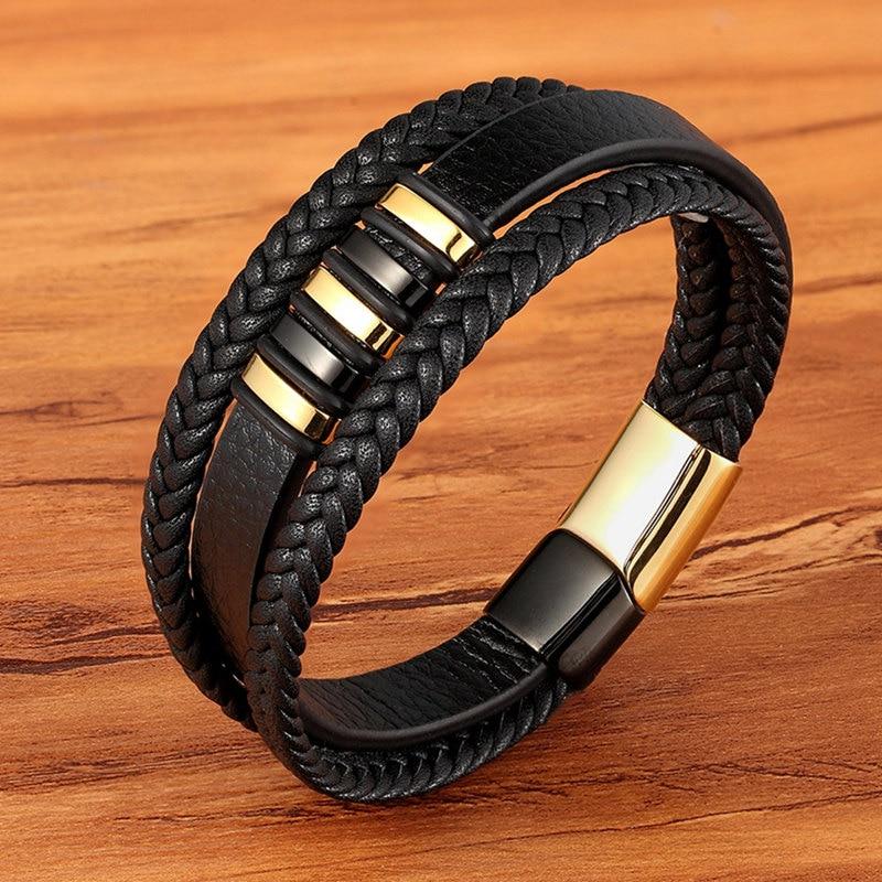 Close-up van de elegante herenarmband met glanzende magnetische sluiting, een modern sieraad.