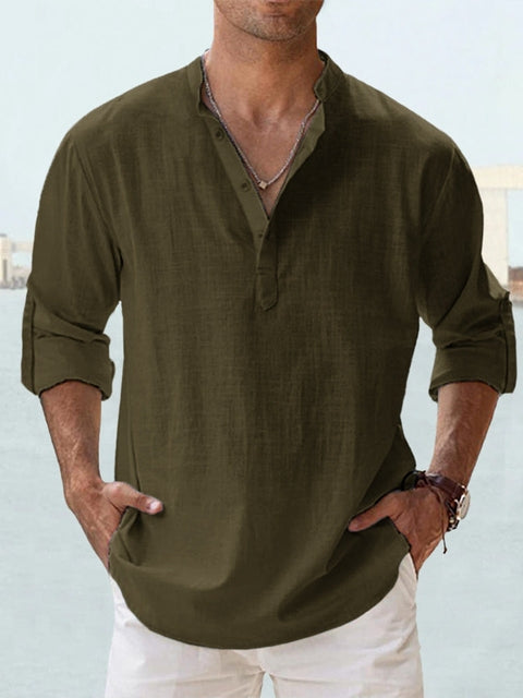 Hoogwaardige afwerking van het heren Henley shirt met lange mouwen, een duurzaam en stijlvol kledingstuk.