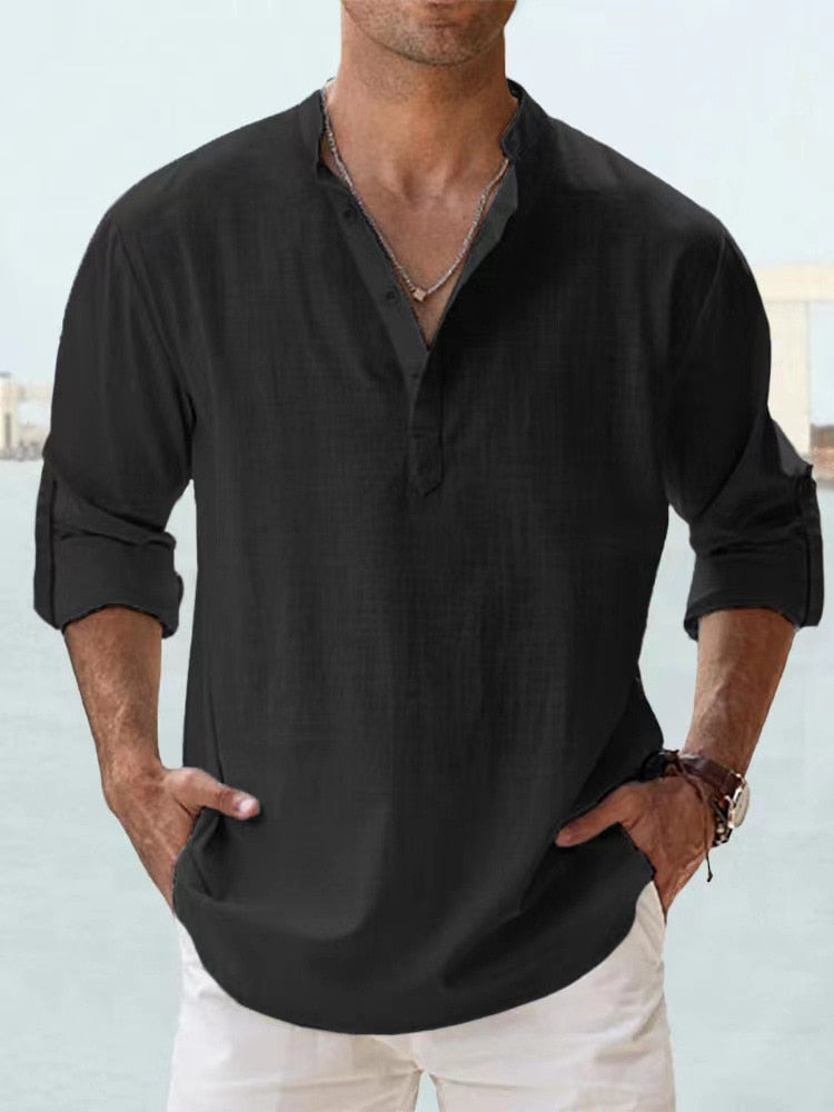 Detail van de bandkraag en knoopsluiting van een veelzijdig heren Henley shirt met lange mouwen.