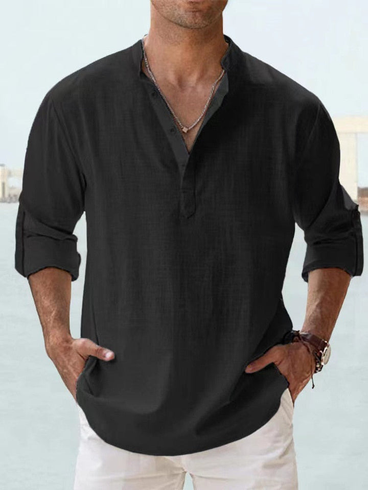 Detail van de bandkraag en knoopsluiting van een veelzijdig heren Henley shirt met lange mouwen.