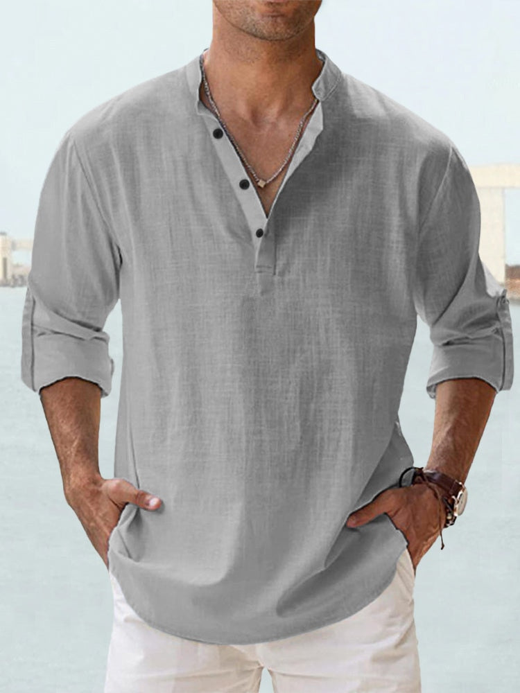 Zachte textuur van een comfortabel heren Henley shirt met lange mouwen, perfect voor de koudere dagen.