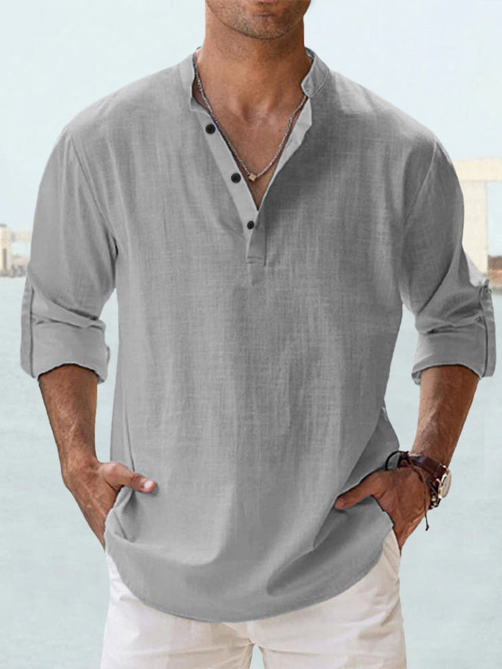 Zachte textuur van een comfortabel heren Henley shirt met lange mouwen, perfect voor de koudere dagen.