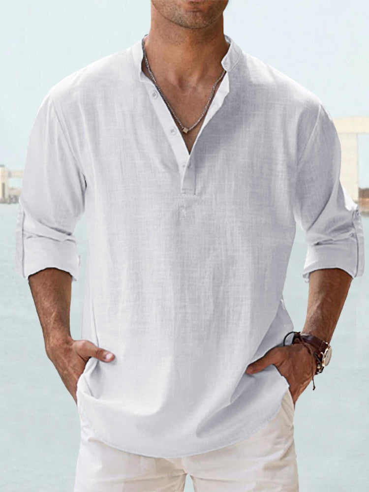 Modieus heren Henley shirt met lange mouwen gedragen, toont casual pasvorm en veelzijdige stijl.