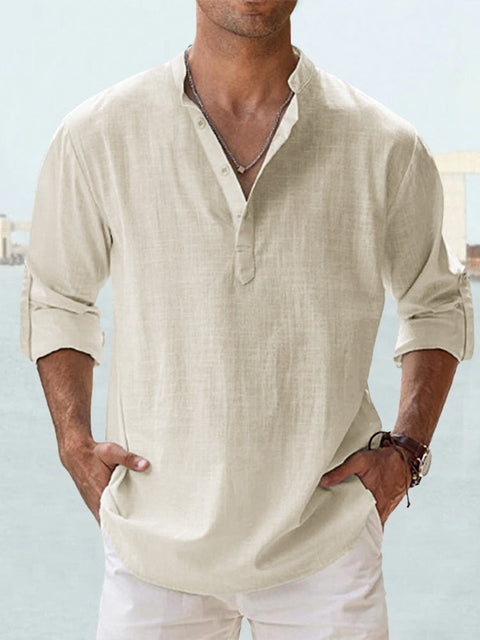 Achterkant van een comfortabel grijs heren Henley shirt met lange mouwen, toont de nette afwerking.