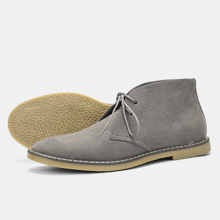 "Mannelijke desert boots in suède-leer, bruin. Comfortabele, duurzame herenschoenen. Perfect voor herfst en winter."