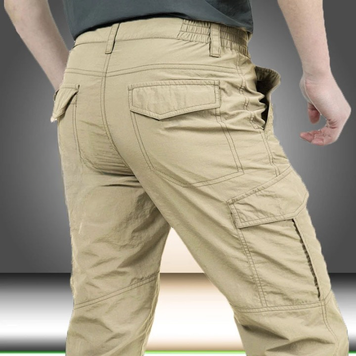 Stijlvolle Mannen Cargo Broek Eddy, de ideale reisbroek voor heren. Comfortabel en praktisch onderweg.