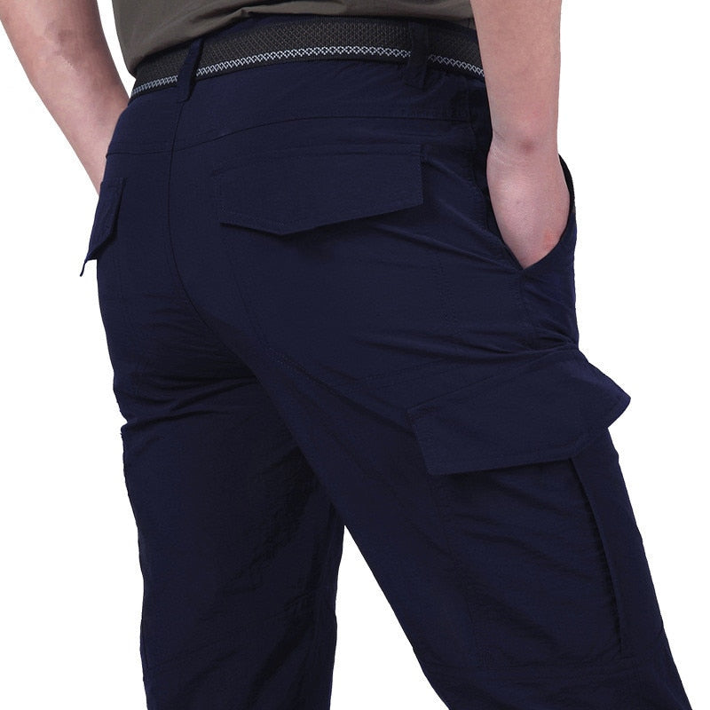 De Mannen Cargo Broek Eddy, een functionele heren broek voor avontuur en dagelijks gebruik. Robuust en stijlvol.