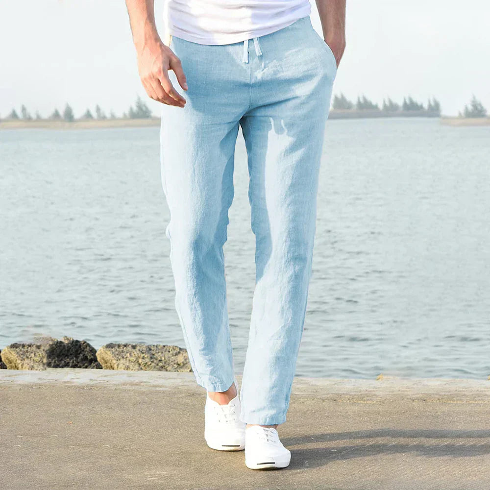 Witte en blauwe mannen zomerbroek met losse pasvorm, ideaal als comfortabele vrijetijdsbroek voor strand of zomer.