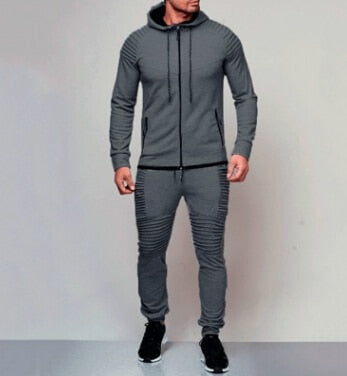 Hoogwaardig heren trainingspak, detail van de zachte stof van de hoodie en joggingbroek. Ideaal voor comfort.