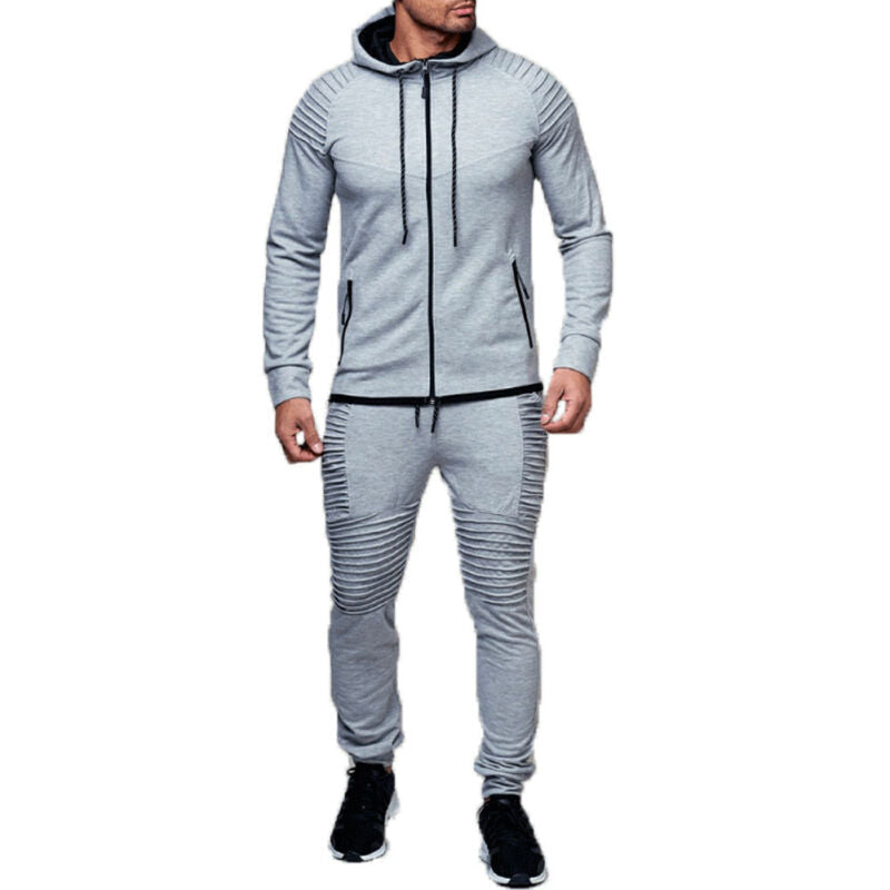 Complete set: modieus heren trainingspak met comfortabele hoodie en passende joggingbroek voor diverse gelegenheden.