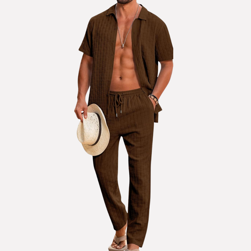 Mannen tweedelige strandoutfit voor de zomer, comfortabel en stijlvol. Perfect voor vakantie.