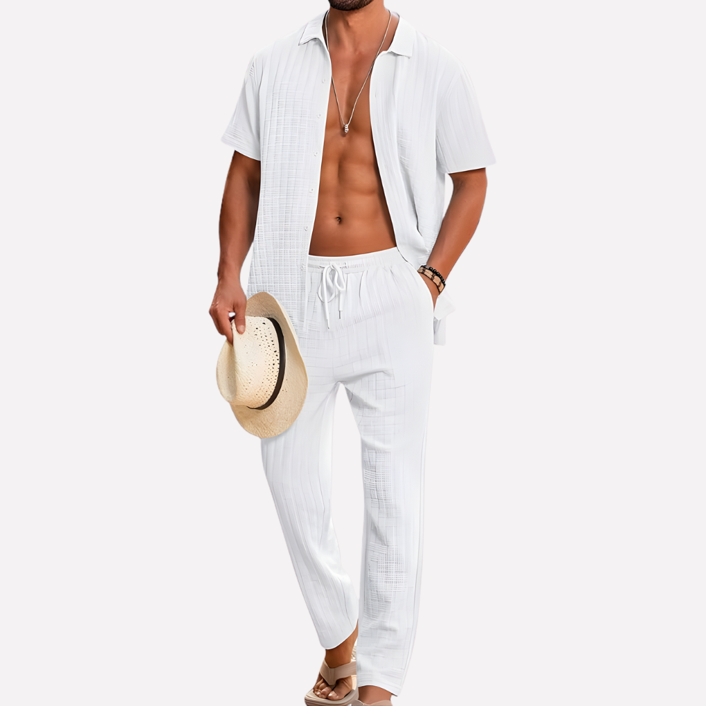 Man draagt comfortabele tweedelige zomeroutfit op het strand. Ideale herenkleding voor relaxte vakantie.