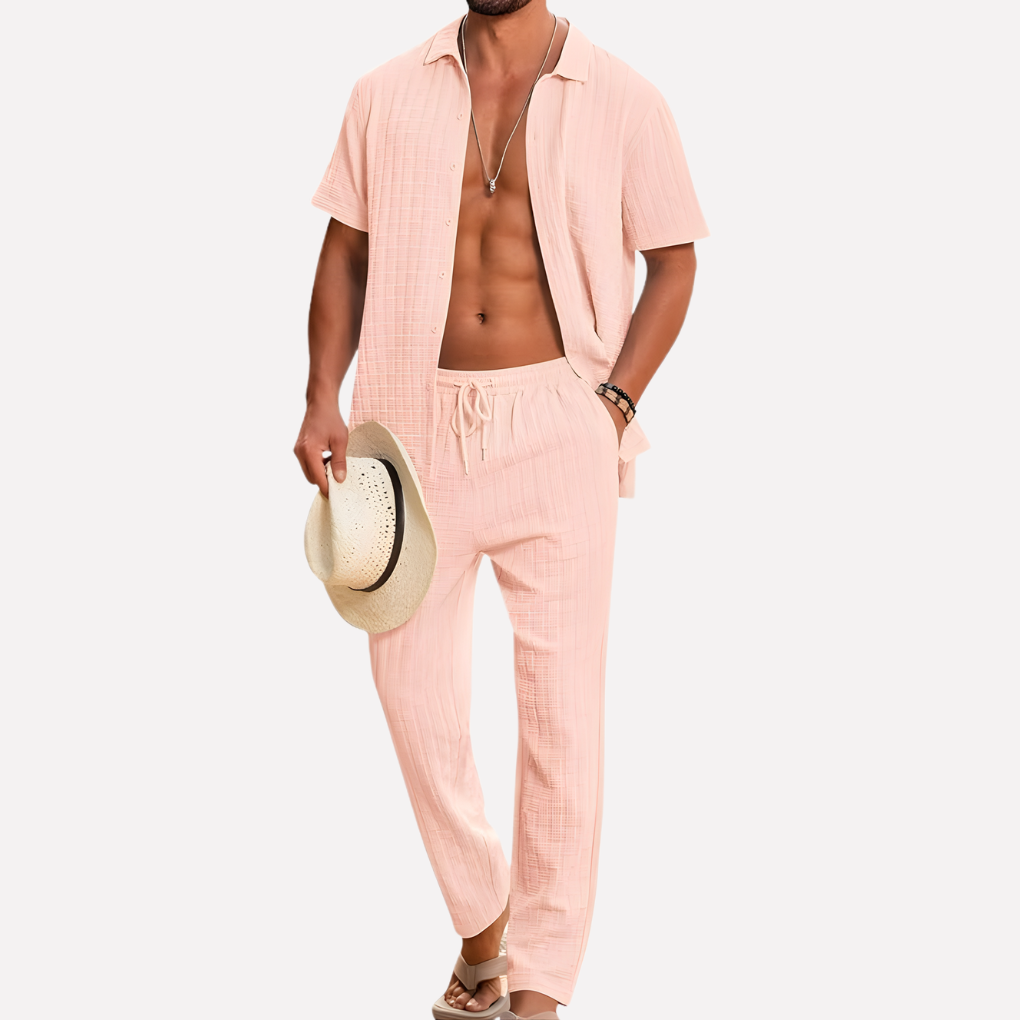Zwarte tweedelige strandoutfit voor mannen, ademend en stijlvol. Essentiële zomerkleding voor vakantie.